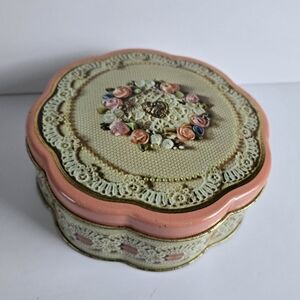 Avon Scalloped Sweet Sentiment Candy Tin Valentine's Day 1981